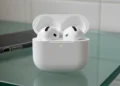 AirPods 4 hardware data showing the open charging case on a glass countertop without silicone tips.